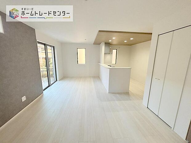 【リビング】日当たりもよく、広々としたリビングです。ゆったりとした家族の時間をお過ごしいただけます。休日はご家族そろって、またはお友達を誘って、明るいリビングで楽しい時間をお過ごしください。