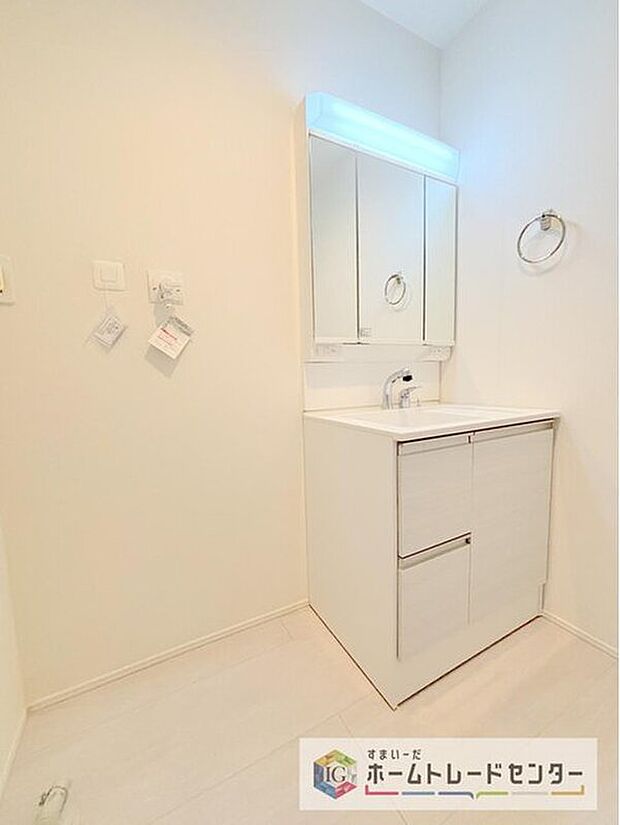 【洗面台・洗面所】合わせ鏡が可能な3面鏡です。朝の忙しい時間でもの身だしなみのチェックもここだけで完結できます。もちろん鏡の後ろは充分な収納力を持った収納となっており、視界に入る部分はスッキリと片付きます。