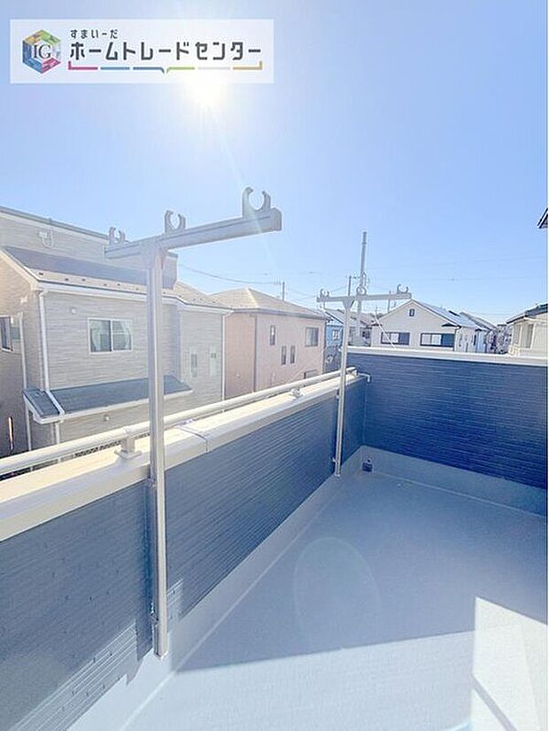 【【バルコニー物干し竿受け】】物干し竿受け付きで“干す場所に困らない”バルコニー。急な天気でも出し入れが手早い。日々の洗濯をしっかり回せる実用的な仕様です。