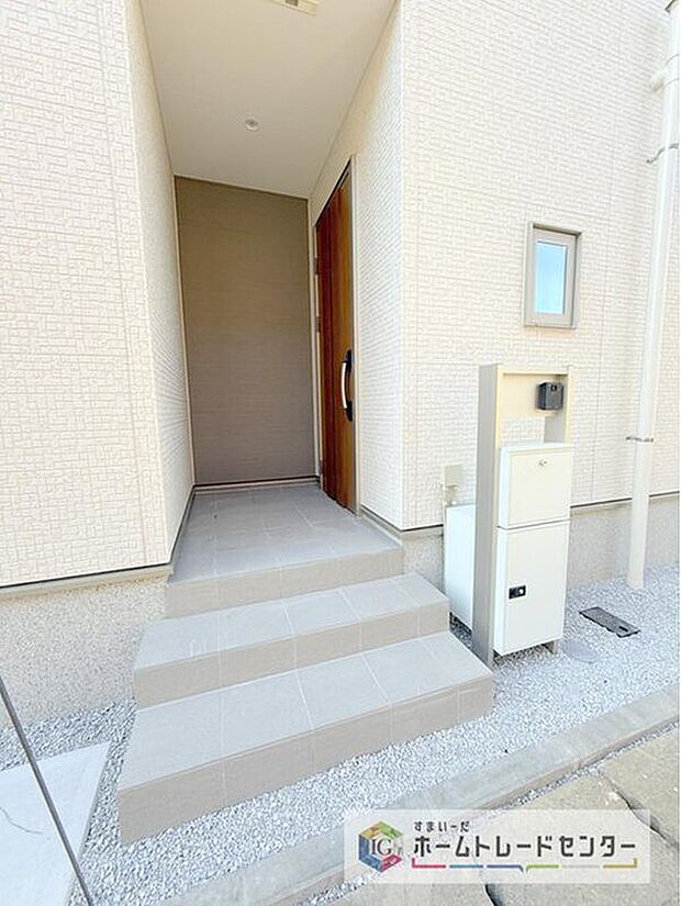 【玄関】アプローチを上がると、木目調の高級感のある玄関ドアがございます。玄関を開けると広々とした空間と収納も目の前に！玄関が広い家は入った瞬間から気持ちが良いです。ぜひご自身で確かめて見て下さい。