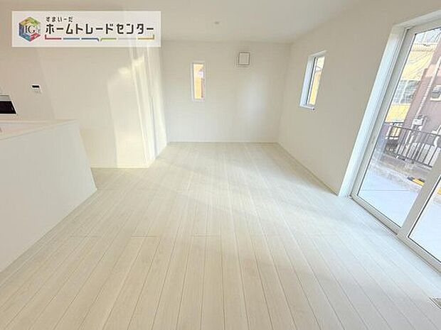 【リビング】日当たりもよく、広々としたリビングです。ゆったりとした家族の時間をお過ごしいただけます。休日はご家族そろって、またはお友達を誘って、明るいリビングで楽しい時間をお過ごしください。