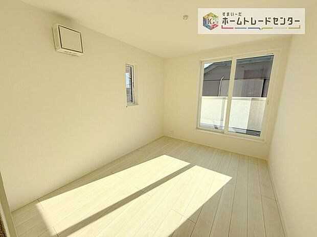 【リビング以外の居室】2面採光の洋室です。窓からの眺望もよくなり視界が広いので、部屋にいても飽きません、そしてもちろん大切なのは明るさと風通し、明るい日差しと心地よい風で自分のお部屋でくつろげる贅沢をご提供します。
