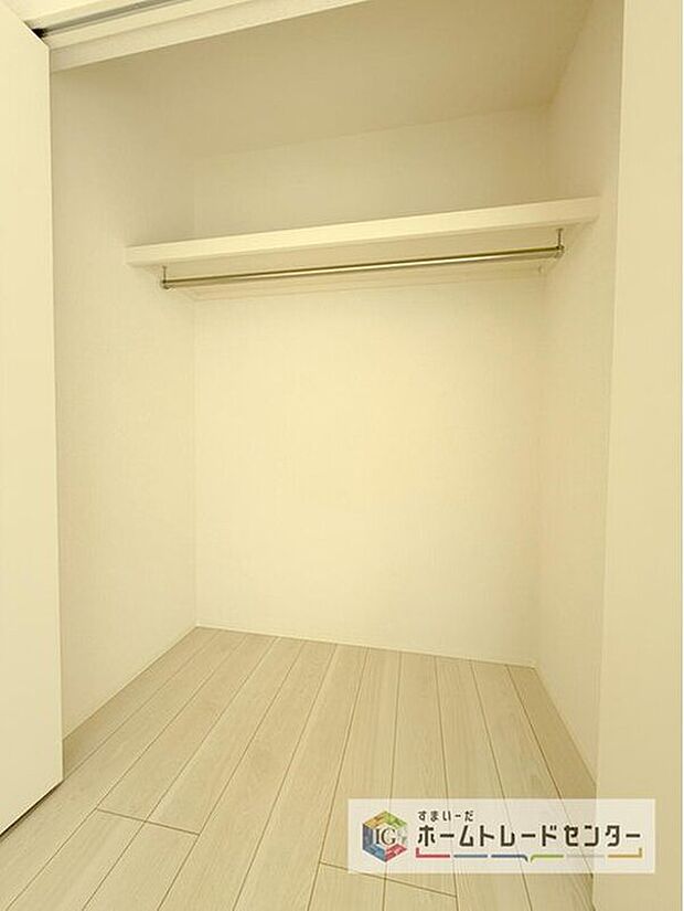 【収納】収納スペースは住宅を探す際には重要なポイントの一つだと思います。そのため少しでも空間が取れるところは可能な限り収納スペースとしたしました。居室をスッキリとお使いいただきたいお客様に大変喜ばれています。