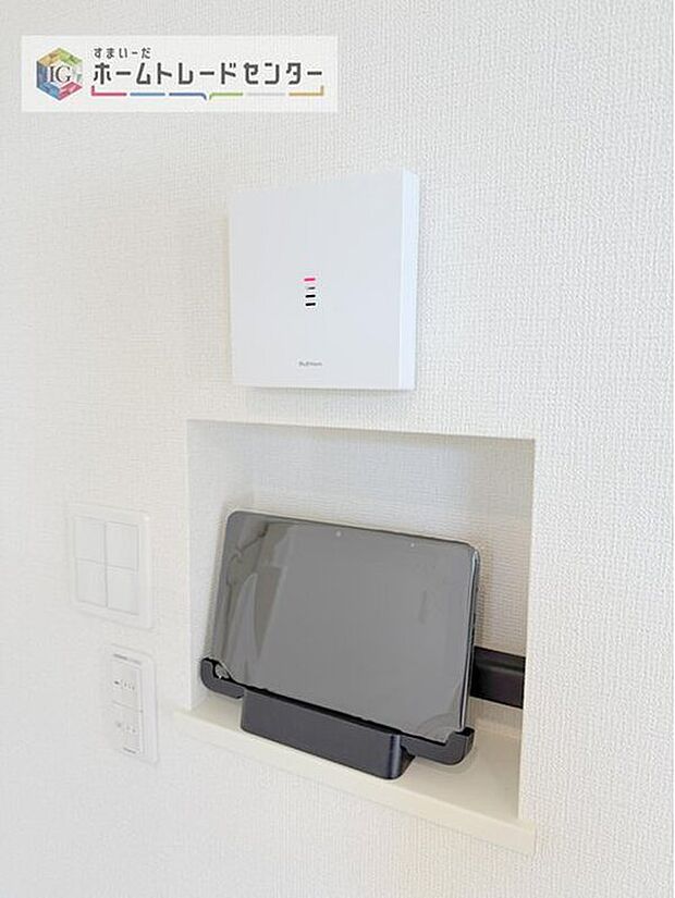 【【TVモニター付きインターホン】】録画機能もあり、どのような人が何時に来訪されたのかが分かります。防犯上はもちろん、お届け物などの把握にも便利です。ライトが付いているので、夜間でも安心です。