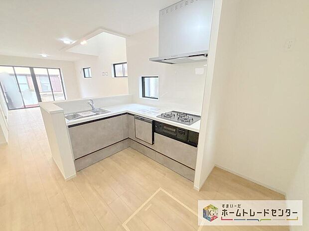 【キッチン】キッチンスペースはご家族みんなで作業ができるスペースを確保しております。みんなで楽しくお料理やお片付けをすれば、家事の時間も家族のコミュニケーションの時間に変わります。