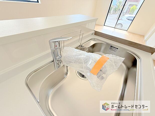 【【浄水器】】浄水カートリッジ内蔵で場所を取らずに見た目もスッキリ。ノズルはシャワーヘッドになっておりお掃除も楽々です。

