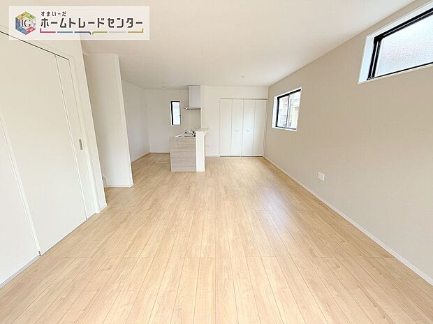 【リビング】縦長で奥行きのあるリビングは、家具の配置がしやすく使い勝手が非常に良いです。特にソファを配置した時にその便利さがお分かりいただけると思います。ゆったりと、くつろげる場所でなくてはならないと考えています