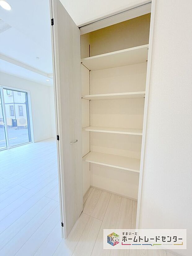 【【リビング収納】】掃除用具や文房具等が収納できるためリビングをスッキリ見せることが出来ます♪また、収納用に家具などを購入する必要がないので、地震が起きても家具が倒れてくる心配もありません。
