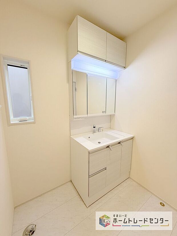 【【上部棚付き洗面化粧台】】意外と収納場所に困るティッシュペーパーや、洗剤のストックや掃除用具等を仕舞っておけます。上部にあればお子様の手に触れる危険も少なく安心です♪
