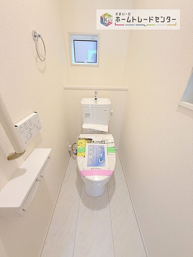 【【トイレ】】暖房機能の付いた便座は冬の寒い日にはあって良かったと本当に思います。もちろん快適で清潔なシャワー機能は標準で備えています。スペースも広くとっているので普段のお掃除もしやすいトイレスペースです。