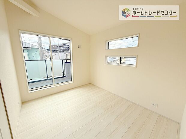 【洋室】2面採光の洋室です。窓からの眺望もよくなり視界が広いので、部屋にいても飽きません、そしてもちろん大切なのは明るさと風通し、明るい日差しと心地よい風で自分のお部屋でくつろげる贅沢をご提供します。
