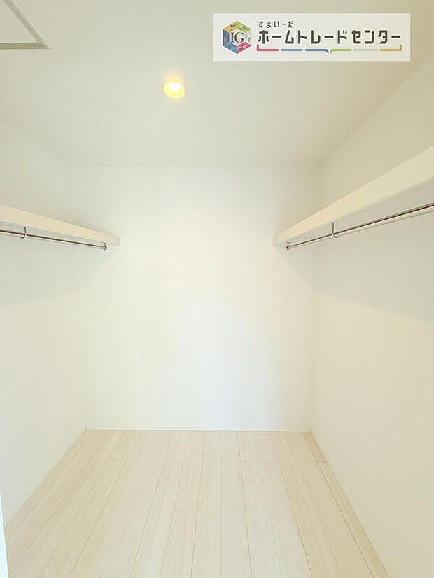 【収納】大容量のウォークインクローゼットです。どなた様でも収納に頭を悩ませたことがあるかと思います。ウォークインクローゼットがございますと一気に解決いたしますし、お部屋を最大限の空間ですっきりお使い頂けます。