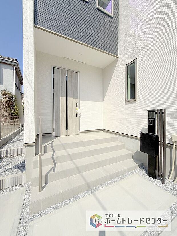 【玄関】駐車場横のアプローチを上がると、木目調の高級感のある玄関ドアがございます。玄関を開けると広々とした空間と収納も目の前に！玄関が広い家は入った瞬間から気持ちが良いです。ぜひご自身で確かめて見て下さい。