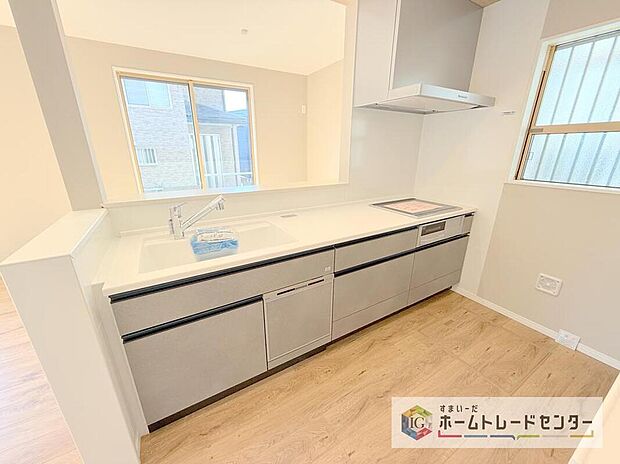 【キッチン】食洗機が標準装備でついています。家事は毎日の事、一日一日は少しの負担軽減でも、その少しを1年で考えれば大きな時間になります。自由に使えるお時間を増やしていただき、その分新居でおくつろぎ下さい。