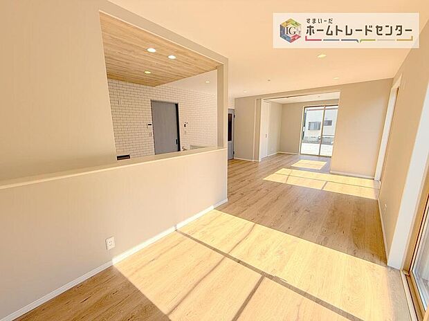 【リビング】対面キッチンの前にダイニングテーブルを置き、手前側がリビングスペースになるかと思います。広く奥行きがありますので、ダイニング、リビングの各スペースの役割をしっかり分けて確保していただけます。