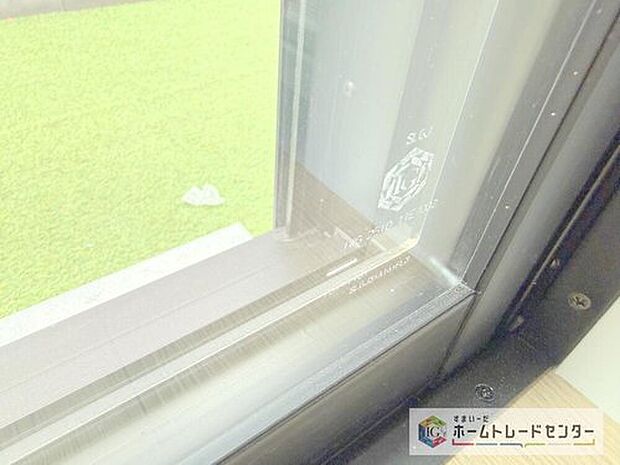 【【複層ガラス】】2枚のガラスを組み合わせて作った窓ガラスです。断熱性、防犯性、結露予防、紫外線予防があり、省エネ効果も期待できます。