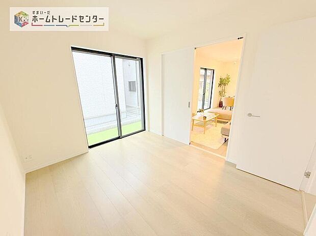 【リビング以外の居室】リビング隣接の洋室は、その機能を発揮できるようしっかりとした広さをお取りいたしました。普段は開放スペース、お子様の遊び場、お客様がいらしたとき、ご両親様がお泊りに来た時など、色々と使い道がございます。