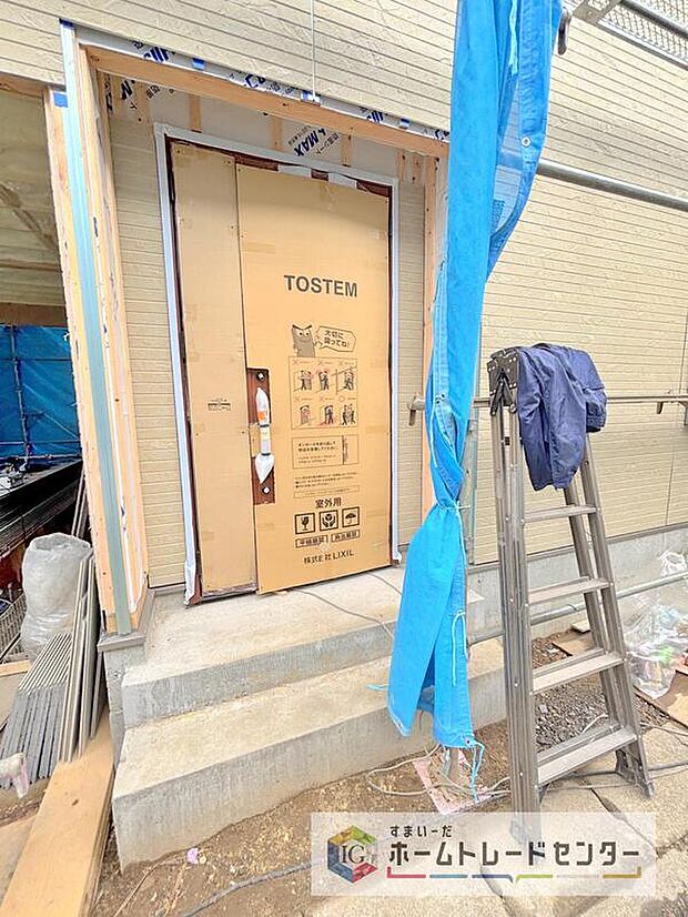 【玄関】完成してからは見ることのできない、施工方法や構造をしっかりとご確認いただけるのが、建築中の住宅の大きなメリットです。専門知識を持ったスタッフがご説明させていただきます。お気軽にお問い合わせください。