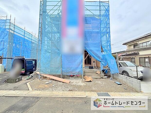 【現地外観写真】完成してからは見ることのできない、施工方法や構造をしっかりとご確認いただけるのが、建築中の住宅の大きなメリットです。専門知識を持ったスタッフがご説明させていただきます。お気軽にお問い合わせください。