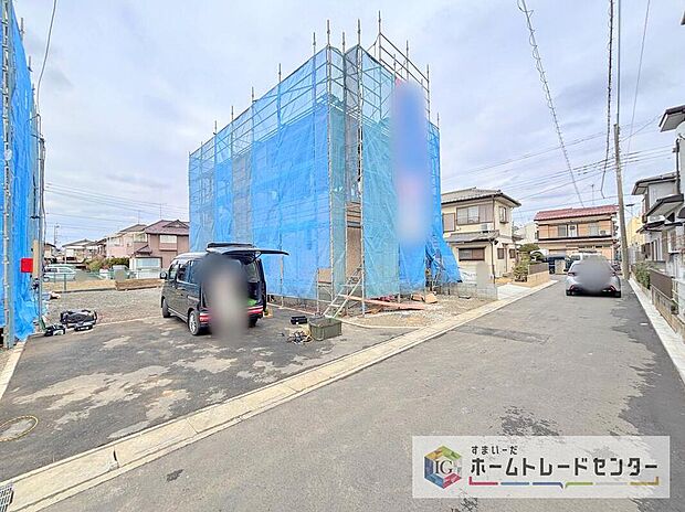 【前面道路含む現地写真】モデルハウスのご案内や、仕様や色の説明も細かくさせていただきます。弊社は飯田グループホールディングス唯一の販売専門会社になるので、細部まで説明いたします。もちろん住宅ローンのご相談だけでも大丈夫です。