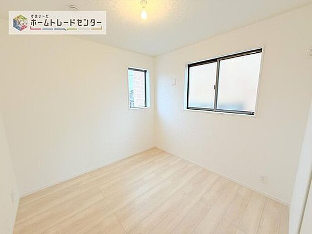 【リビング以外の居室】こちらは2番目に暗いお部屋です。あえて2番目に暗いと書きましたが、これで暗いと言ったら怒られてしまうだろうなというくらいしっかりとした明るさを確保できています。もちろんこちらも2面採光風通しも良好です