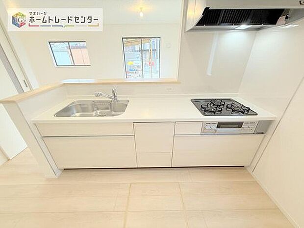 【【システムキッチン】】見栄えもよくお手入れもスムーズに出来ます。豊富な収納力もございますので、キッチンスペースをスッキリとお使い頂けそうです。