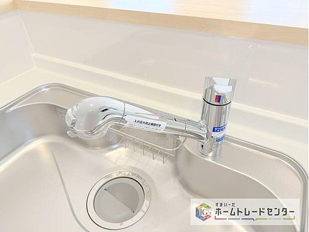【【浄水器】】浄水カートリッジ内蔵で場所を取らずに見た目もスッキリ。ノズルはシャワーヘッドになっておりお掃除も楽々です。