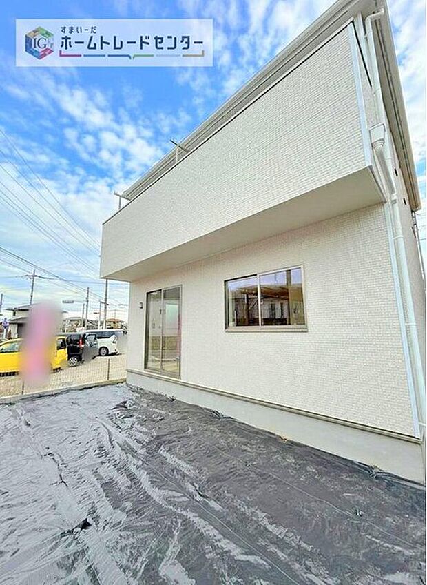 【庭】陽当たりの良いお庭では、お子様の遊び場や趣味のガーデニングなど、ライフスタイルに合わせていろいろとお楽しみ頂けそうです。