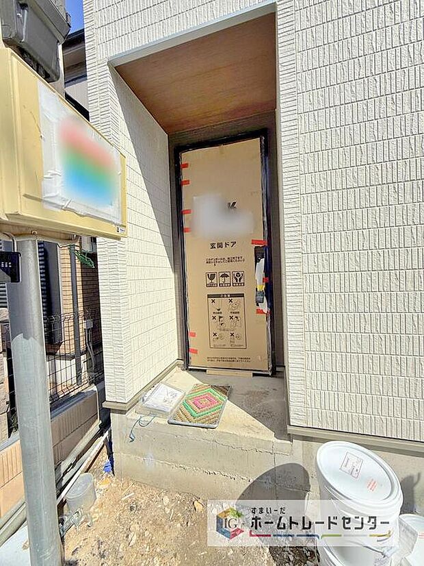 【玄関】駐車場横のアプローチを上がると、木目調の高級感のある玄関ドアがございます。玄関を開けると広々とした空間と収納も目の前に！玄関が広い家は入った瞬間から気持ちが良いです。ぜひご自身で確かめて見て下さい。