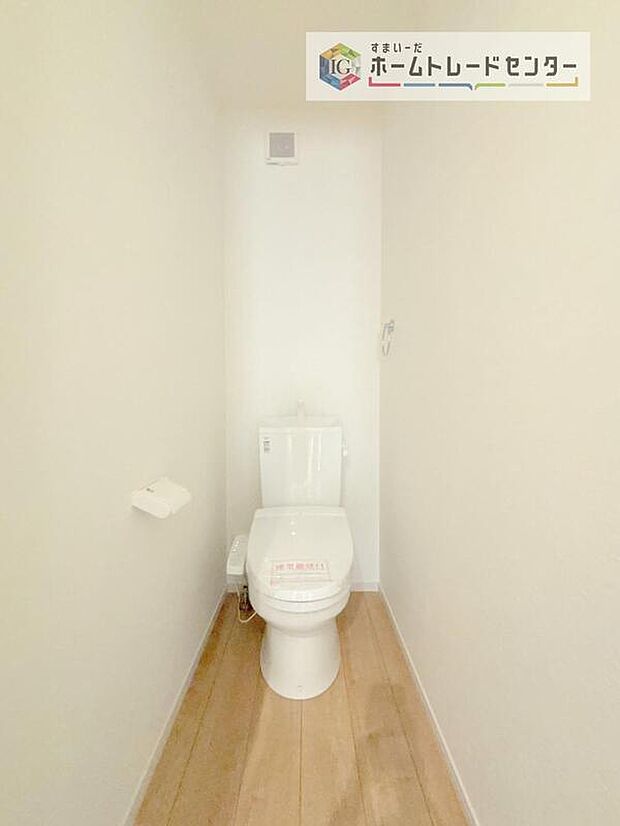 【【トイレ】】暖房機能の付いた便座は冬の寒い日にはあって良かったと本当に思います。もちろん快適で清潔なシャワー機能は標準で備えています。スペースも広くとっているので普段のお掃除もしやすいトイレスペースです。