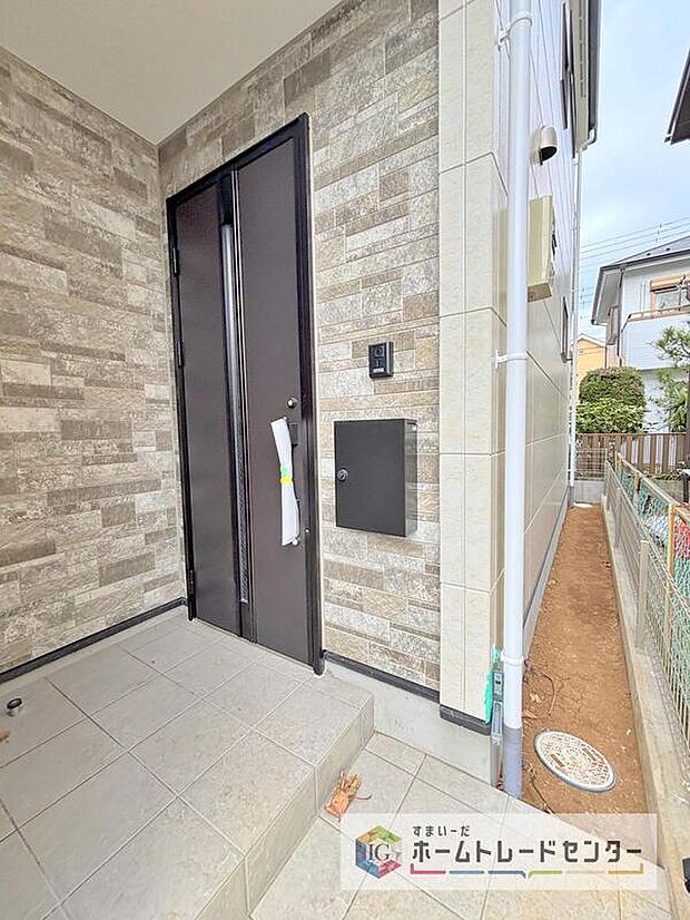 【玄関】駐車場横のアプローチを上がると、木目調の高級感のある玄関ドアがございます。玄関を開けると広々とした空間と収納も目の前に！玄関が広い家は入った瞬間から気持ちが良いです。ぜひご自身で確かめて見て下さい。