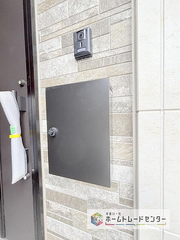 【その他設備】壁付きのポストは玄関先まで出ていく必要がないため、雨の日なども濡れずに郵便物を取りにいけます。