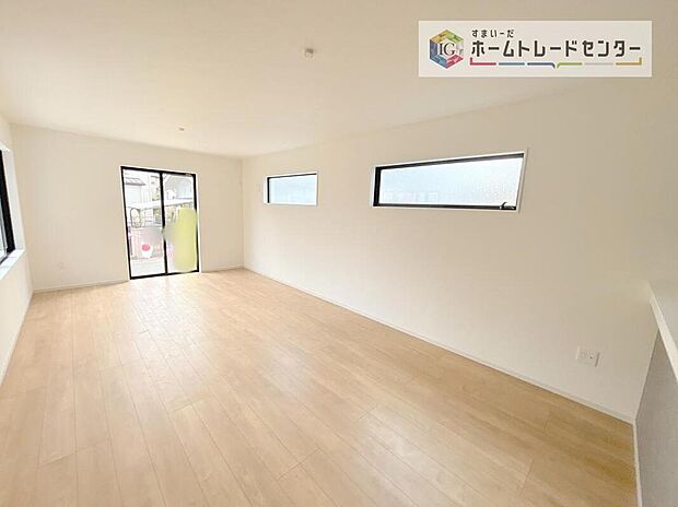 【リビング】リビングにはこだわって開口部を可能な限り多く設けました。日当たり、風通しを良くするのはもちろんですが、やはり人が集まる場所ですので、開放感が必要な場所だと思います。広々としたリビングをお楽しみください