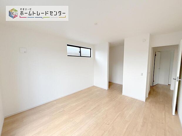 【リビング以外の居室】主寝室は9.8帖、お子様がまだ小さいご家庭なら２階のお部屋はここだけでいいかもしれません、もちろんウォークインクローゼットがついておりますので、荷物に悩まされることなく、好きに家具の配置ができます