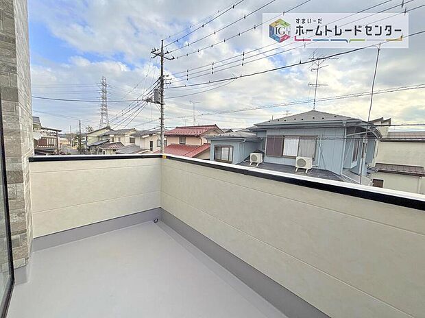 【バルコニー】南面に面したバルコニーはもちろん日当たり良好です。お洗濯物を干していただく際にも楽にできるように奥行きを広くお取りいたしました。明るく、暖かなゆとりあるスペースで快適に家事を行っていただけます。