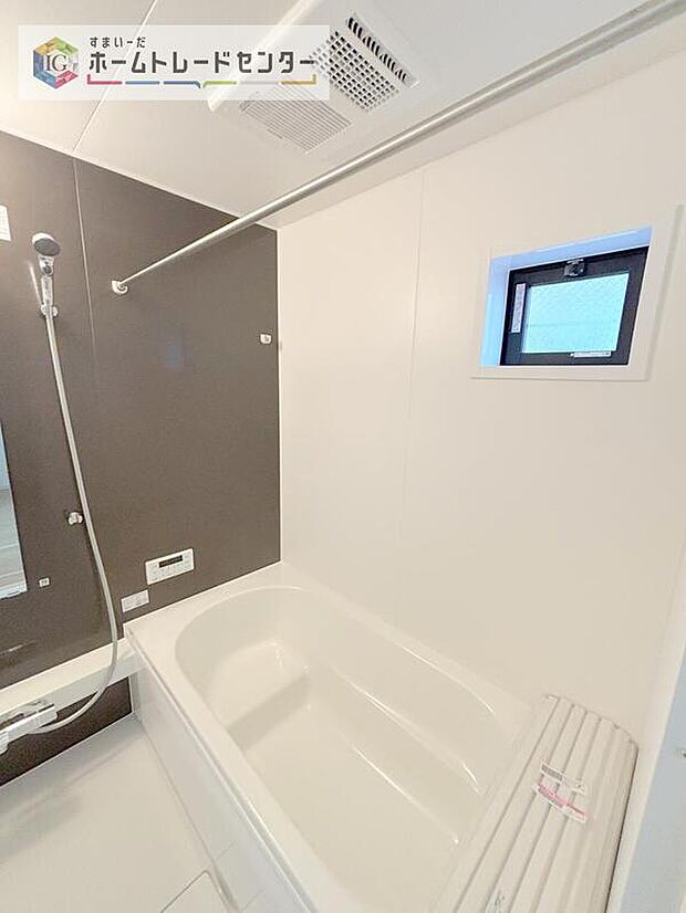 【【浴室】】一坪タイプのユニットバスは、足をしっかりと延ばして一日の疲れを癒すことが可能です。浴室暖房乾燥機も完備しておりますので、カビの心配が無いのはもちろん、雨の日のお洗濯物はお風呂で乾かせます。