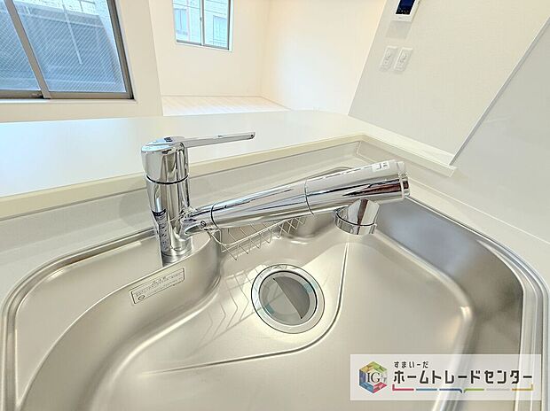 【【浄水器】】浄水カートリッジ内蔵で場所を取らずに見た目もスッキリ。ノズルはシャワーヘッドになっておりお掃除も楽々です。