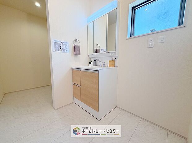 【【洗面所】】洗面所にしっかりとしたゆとりを持たせることで、普段の生活の快適さにつながります。朝の準備に洗濯物の取り回し、浴室出入りや着替えなど、機能性が求められる場所です。しっかりとした広さを確保しております。
