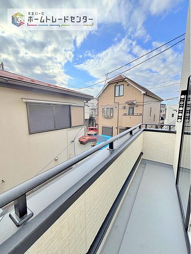 【バルコニー】バルコニーは2部屋以上からの出入りが可能となっております。同じ家族でも生活スタイルが異なる今の時代、昼間お休みになられている方がいても支障なくバルコニーを使えるために必要とされる要素かと思います。