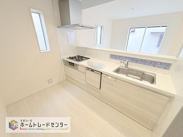 【【システムキッチン】】食洗機が標準装備でついています。家事は毎日の事、一日一日は少しの負担軽減でもその少しを1年で考えれば大きな時間になります。自由に使えるお時間を増やしていただき、その分新居でおくつろぎください。

