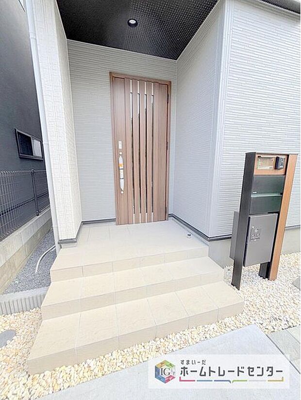 【玄関】駐車場横のアプローチを上がると、木目調の高級感のある玄関ドアがございます。玄関を開けると広々とした空間と収納も目の前に！玄関が広い家は入った瞬間から気持ちが良いです。ぜひご自身で確かめて見て下さい。
