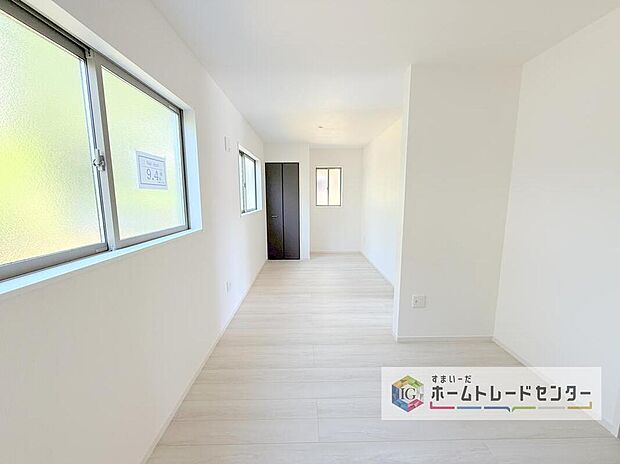 【リビング以外の居室】この物件の中では唯一北側の少し暗めのお部屋です。あえて暗めと書きましたが、こちらも充分に採光は取れており、天気の悪い日でも電気が必要となるようなことはありません、むしろ暑くなりすぎず勉強がはかどるかも