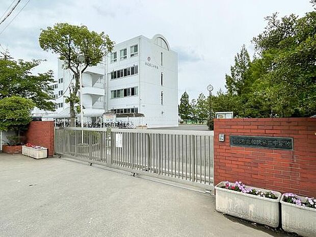 松伏町立松伏第二中学校(約750m)