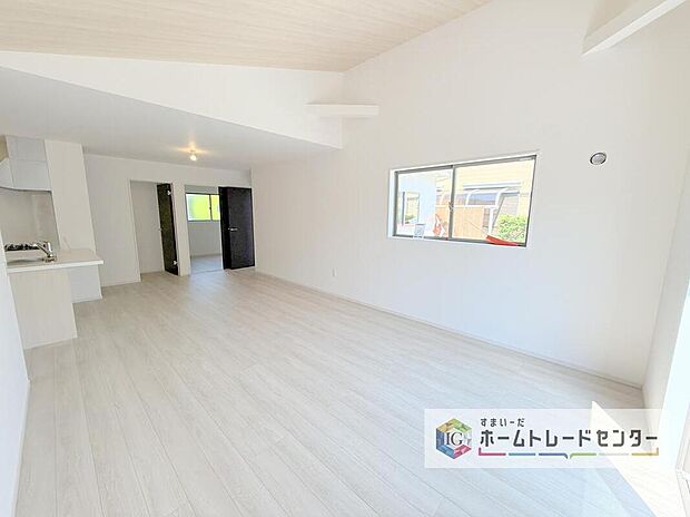 【リビング】リビングにはこだわって開口部を可能な限り多く設けました。日当たり、風通しを良くするのはもちろんですが、やはり人が集まる場所ですので、開放感が必要な場所だと思います。広々としたリビングをお楽しみください