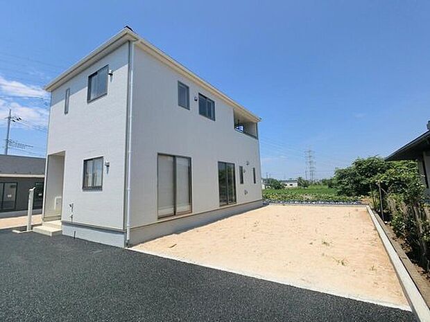 【類似外観同仕様】類似外観同仕様の物件になります。扉や窓の開口部の位置やデザインが異なります。建物のプレゼンテーションやモデルハウスのご案内も行っているので、お気軽にお問い合わせください。

