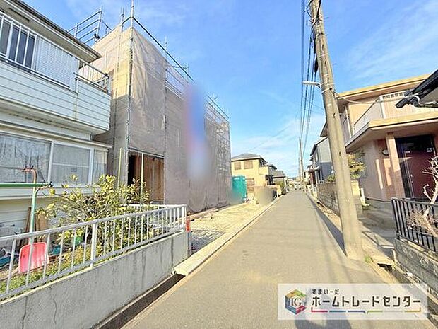 【前面道路含む現地写真】モデルハウスのご案内や、仕様や色の説明も細かくさせていただきます。弊社は飯田グループホールディングス唯一の販売専門会社になるので、細部まで説明いたします。もちろん住宅ローンのご相談だけでも大丈夫です。