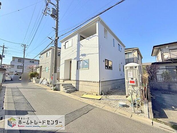 【前面道路含む現地写真】完成してからは見ることのできない、施工方法や構造をしっかりとご確認いただけるのが、建築中の住宅の大きなメリットです。専門知識を持ったスタッフがご説明させていただきます。お気軽にお問い合わせください。