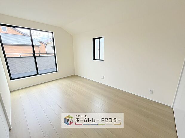 【洋室】2面採光の洋室です。窓からの眺望もよくなり視界が広いので、部屋にいても飽きません、そしてもちろん大切なのは明るさと風通し、明るい日差しと心地よい風で自分のお部屋でくつろげる贅沢をご提供します。
