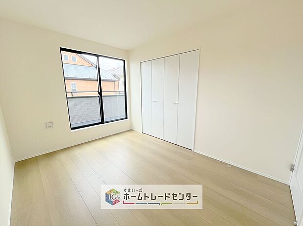 【洋室】収納を完備している居室です。収納が豊富な住宅は居室空間がしっかりと使えるので暮らしやすさが断然に上がります。荷物をを気にすることなく家具の配置をお好み通りにできるのも大きな魅力です。
