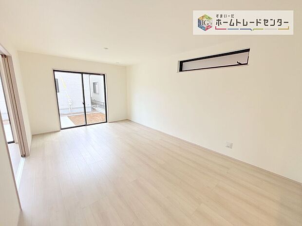 【リビング】リビングにはこだわって開口部を可能な限り多く設けました。日当たり、風通しを良くするのはもちろんですが、やはり人が集まる場所ですので、開放感が必要な場所だと思います。広々としたリビングをお楽しみください